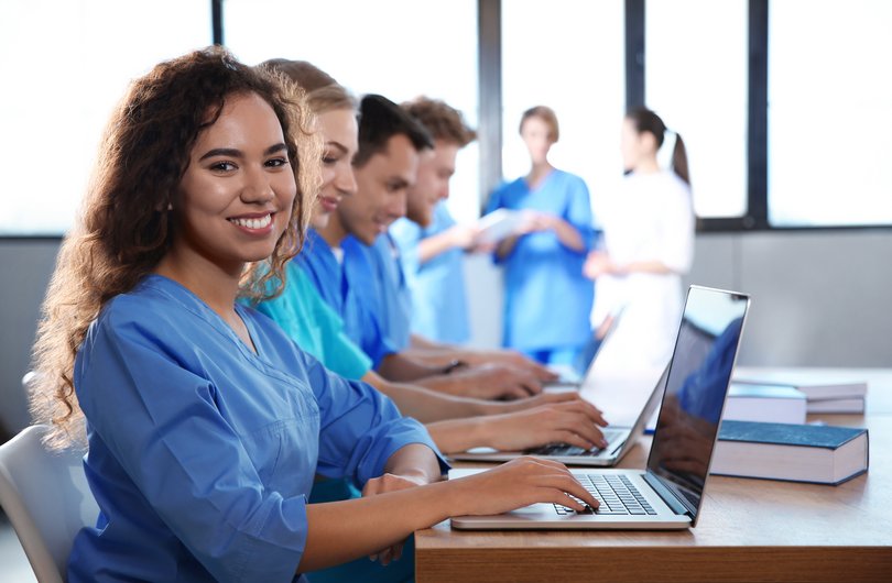 Pflegeschüler*innen am PC