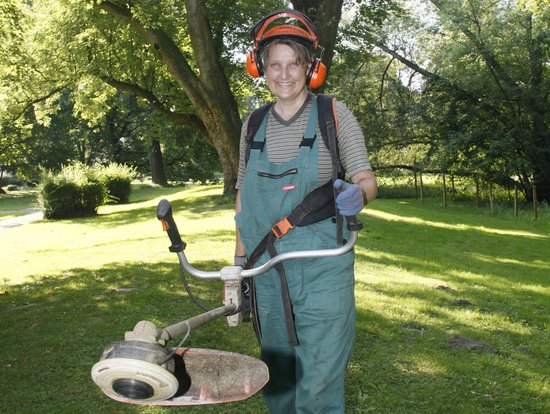 jemand arbeitet mit einem Kanterschneider