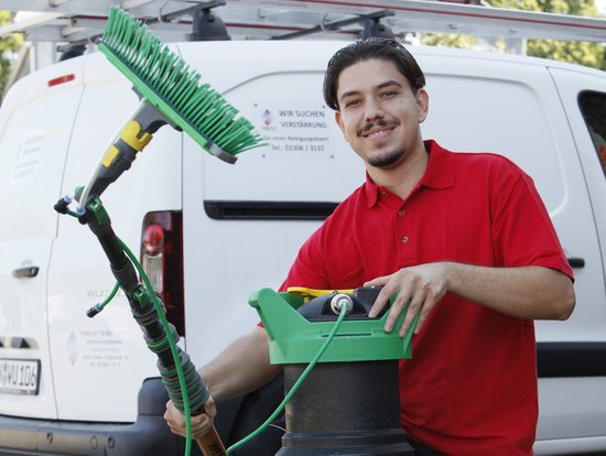 ein Mann präsentiert einen Fensterputzer