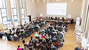 Plenum im Saal von oben fotografiert