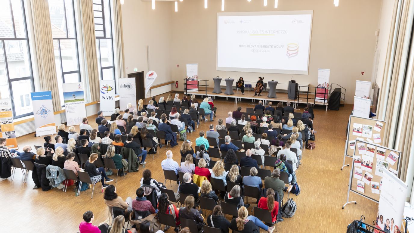 Plenum im Saal von oben fotografiert